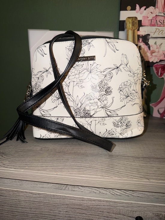 Madden Girl Handbags - NWOT Madden Girl Monochrome Floral Crossbody Bag